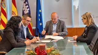 Consell y Vila firman el convenio que permite licitar el centro de baja exigencia de Es Gorg