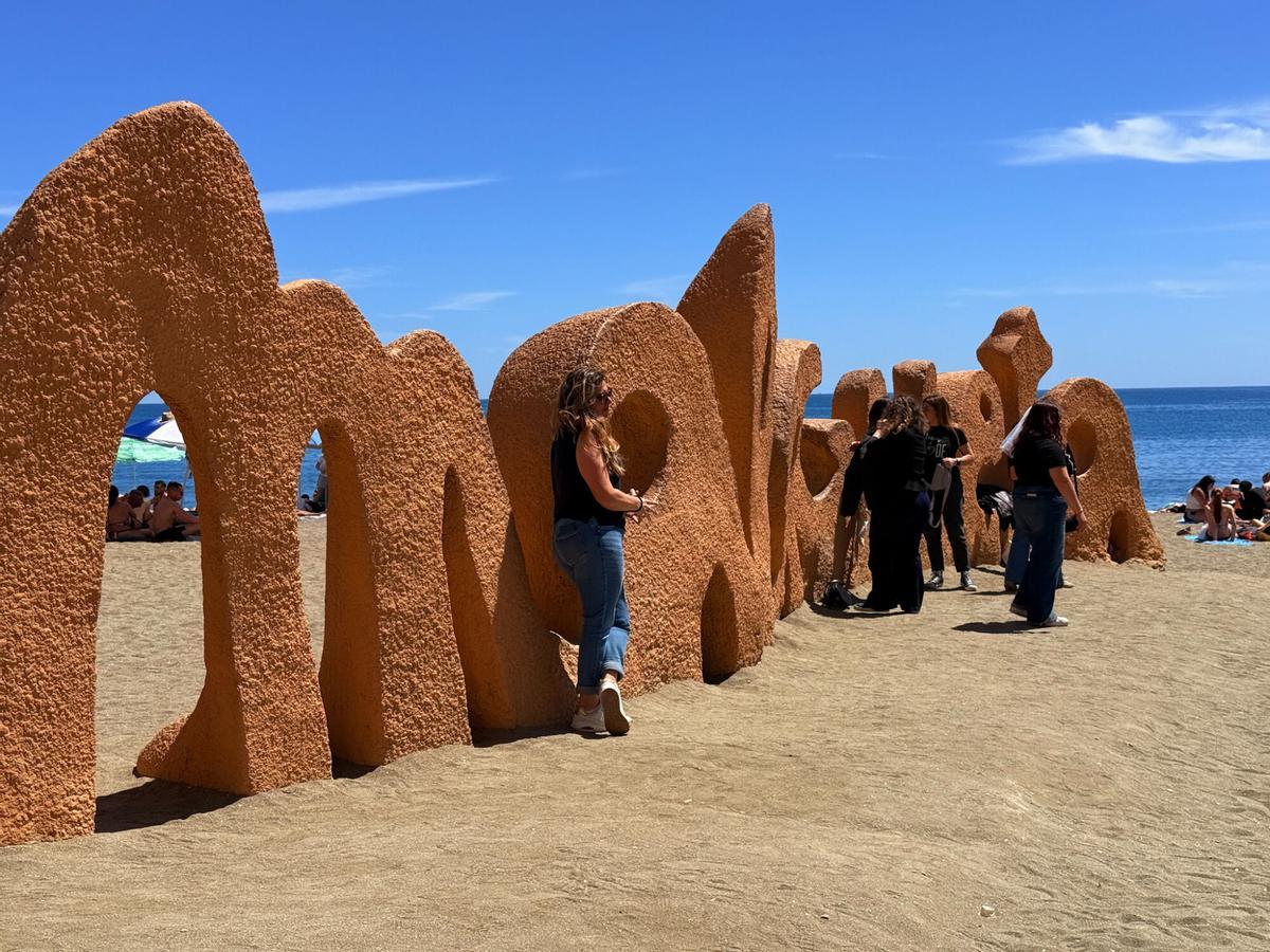 La playa de la Malagueta se llena de gente por el aumento de temperaturas este mes de abril La playa de la Malagueta se llena de gente por el aumento de temperaturas este mes de abril
