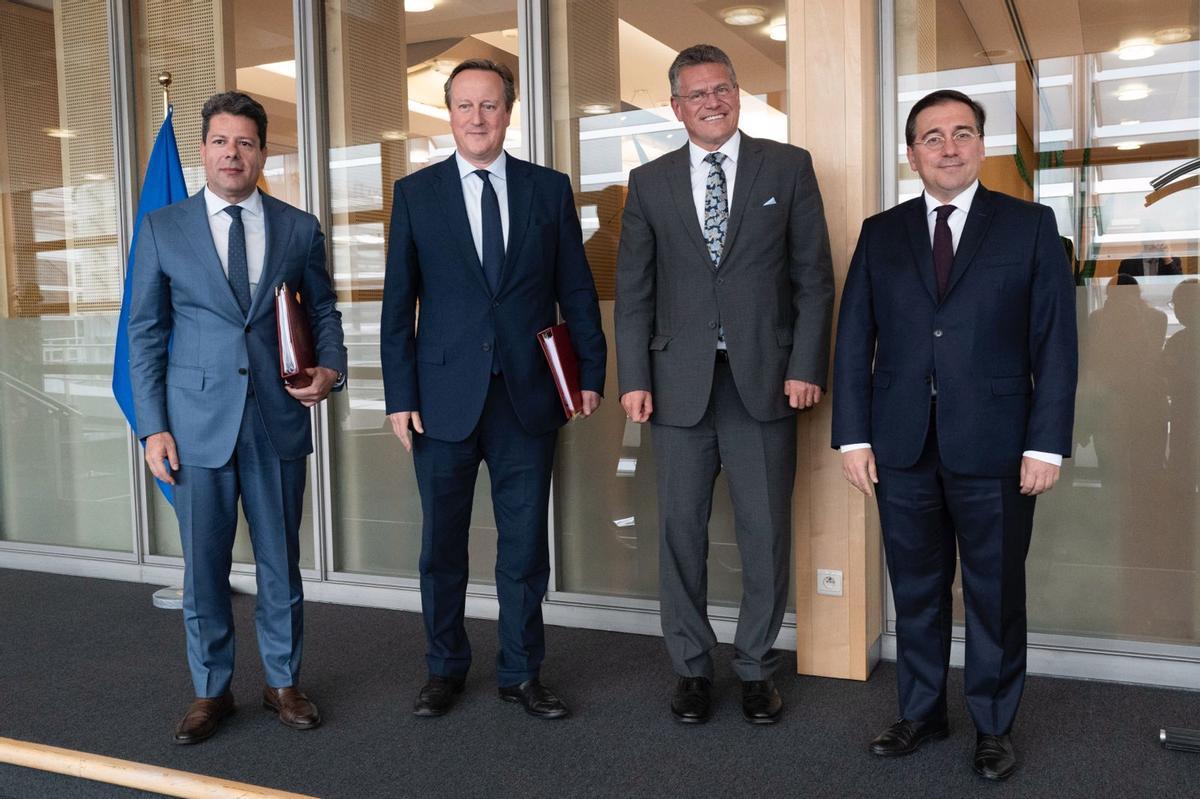 El ministro de Exteriores, José Manuel Albares, y su homólogo británico, David Cameron, en Bruselas