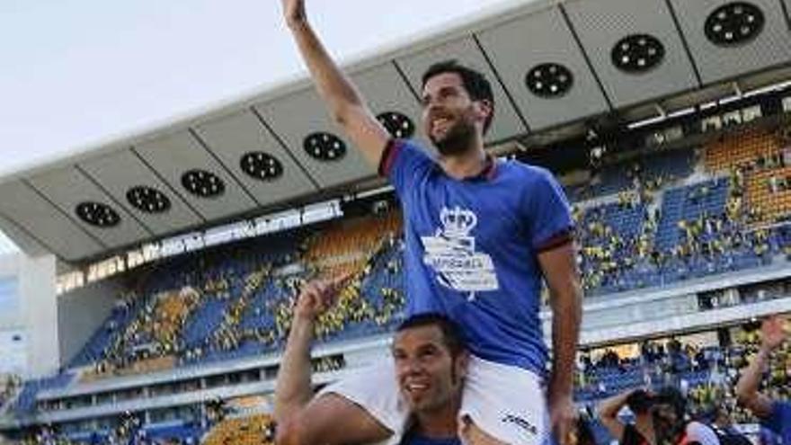 David Fernández, a hombros de Diego Cervero.