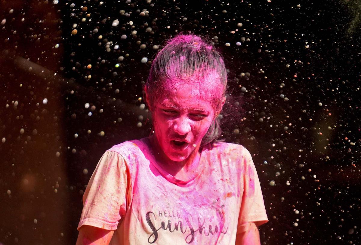 Celebraciones del Holi en el templo Kalupur Swaminarayan , India.