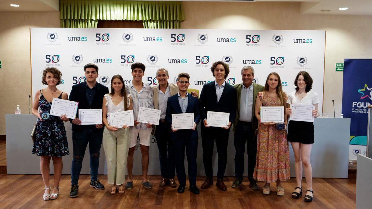 Foto de familia de los estudiantes con las mejores notas en las pruebas de acceso a la Universidad de Málaga.