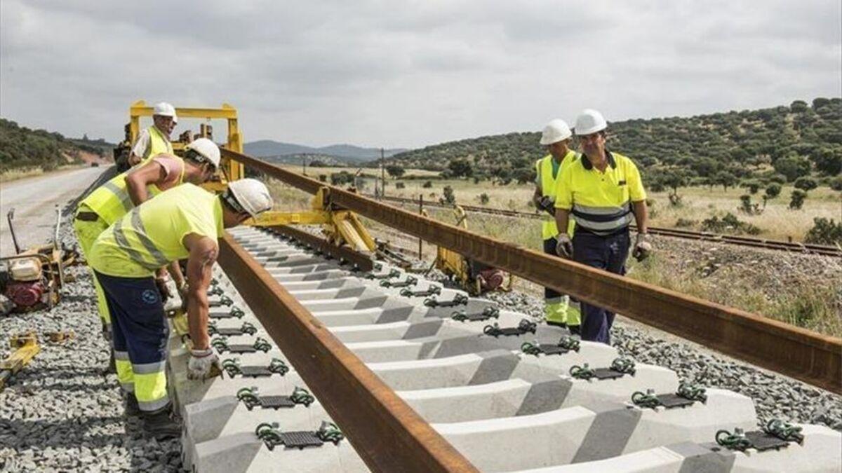 Operarios de Adif realizan trabajos en la infraestructura ferroviaria en Extremadura.