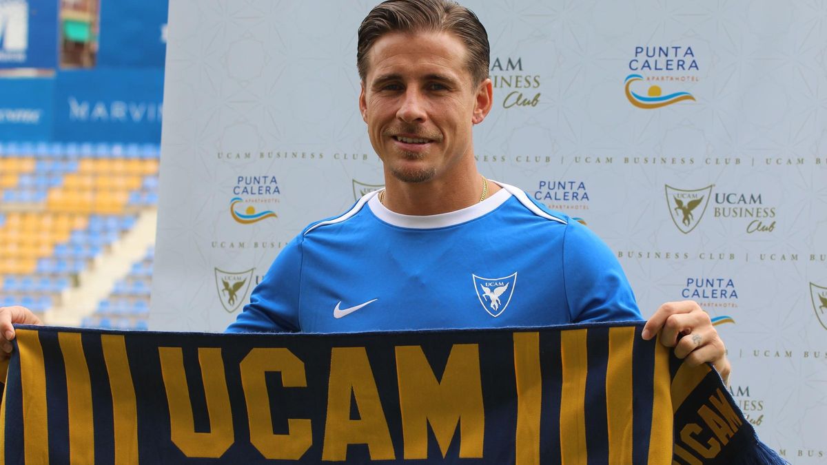 Dani Aquino durante su presentación con el UCAM Murcia.