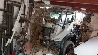 Un camión sin frenos se empotra contra un pazo en Bergondo