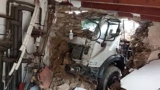 Un camión se empotra contra un pazo en Bergondo