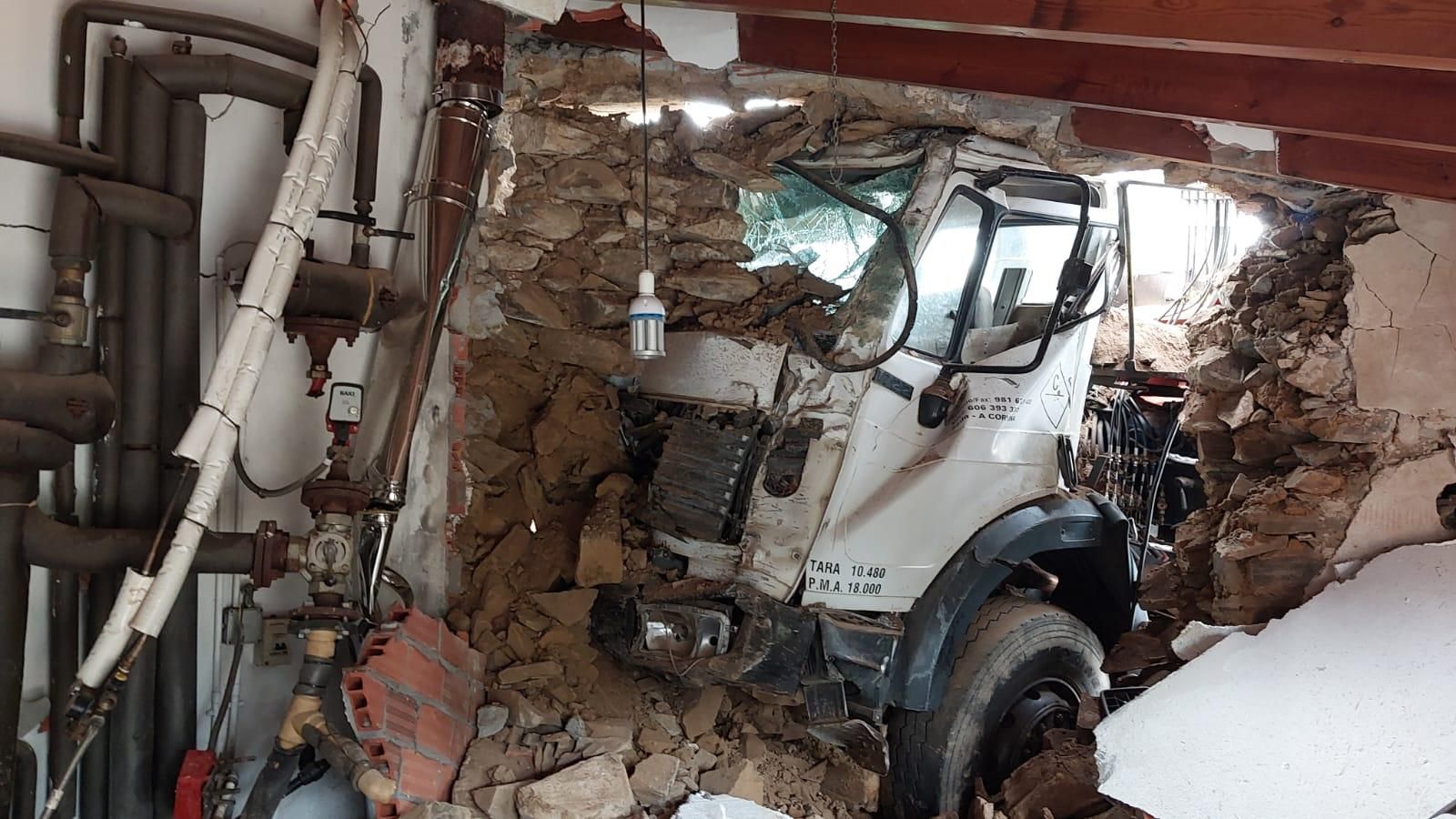 Un camión se empotra contra un pazo en Bergondo