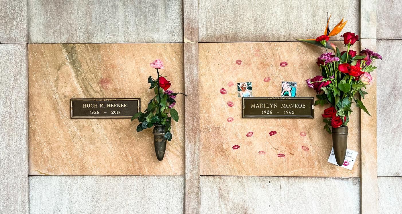 La tumba de Marilyn Monroe junto a la de Hugh Hefner