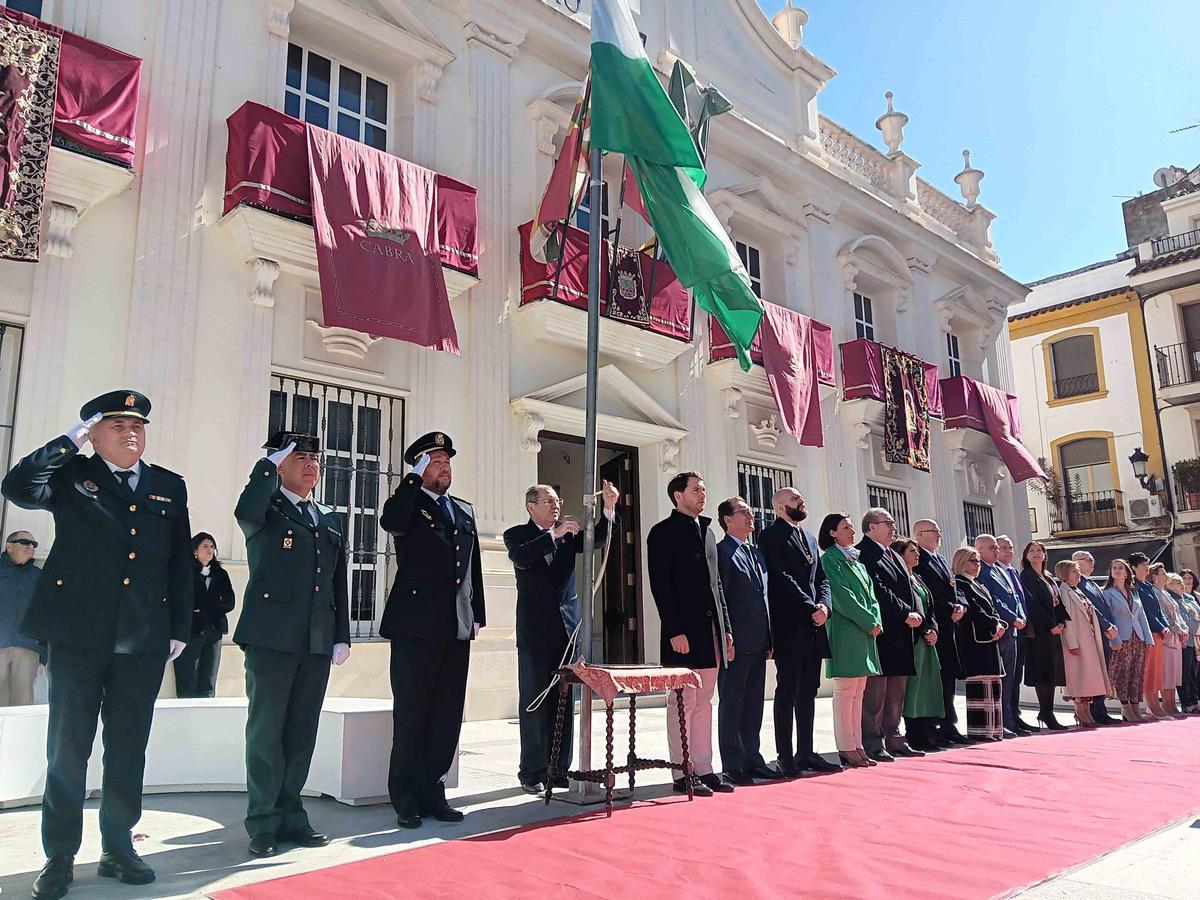Izado de bandera a las puertas del Ayuntamiento de Cabra.