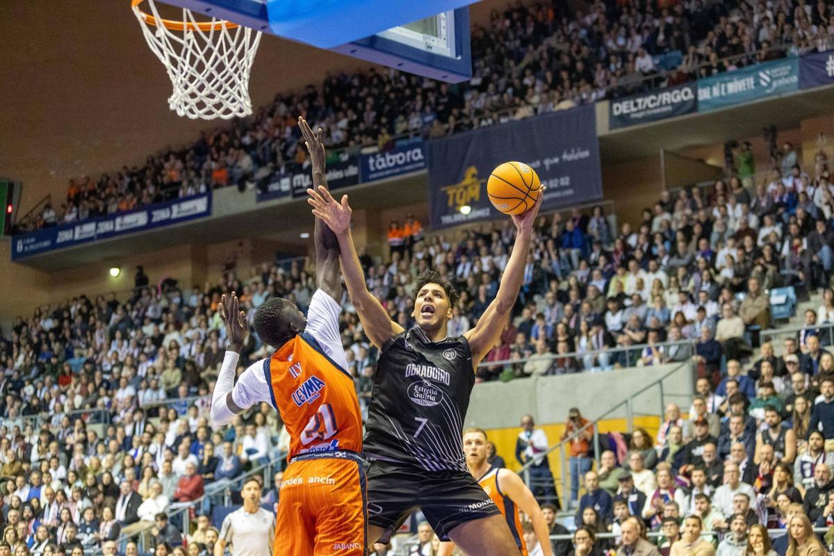 Felipe dos Anjos trata de tirar a canasta durante el partido entre Obradoiro y Leyma Coruña disputado en la primera vuelta, en el Multiusos Fontes do Sar.