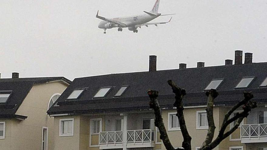 Un avión sobrevuela viviendas en el núcleo cullerdense de O Burgo.