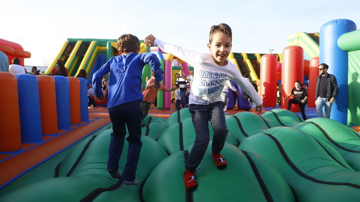 Llega a Córdoba Funbox, el parque hinchable más grande del mundo