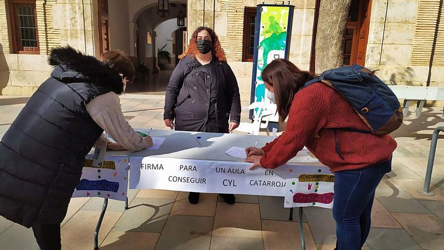 Yolanda estab a ayer recogiendo firmas delante del Ayuntamiento de Catarroja. | L-EMV