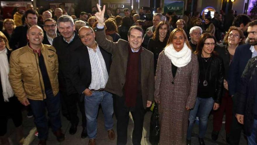 Abel Caballero hace la señal de la victoria rodeado por Carmela Silva y Abel Losada. // R.Grobas