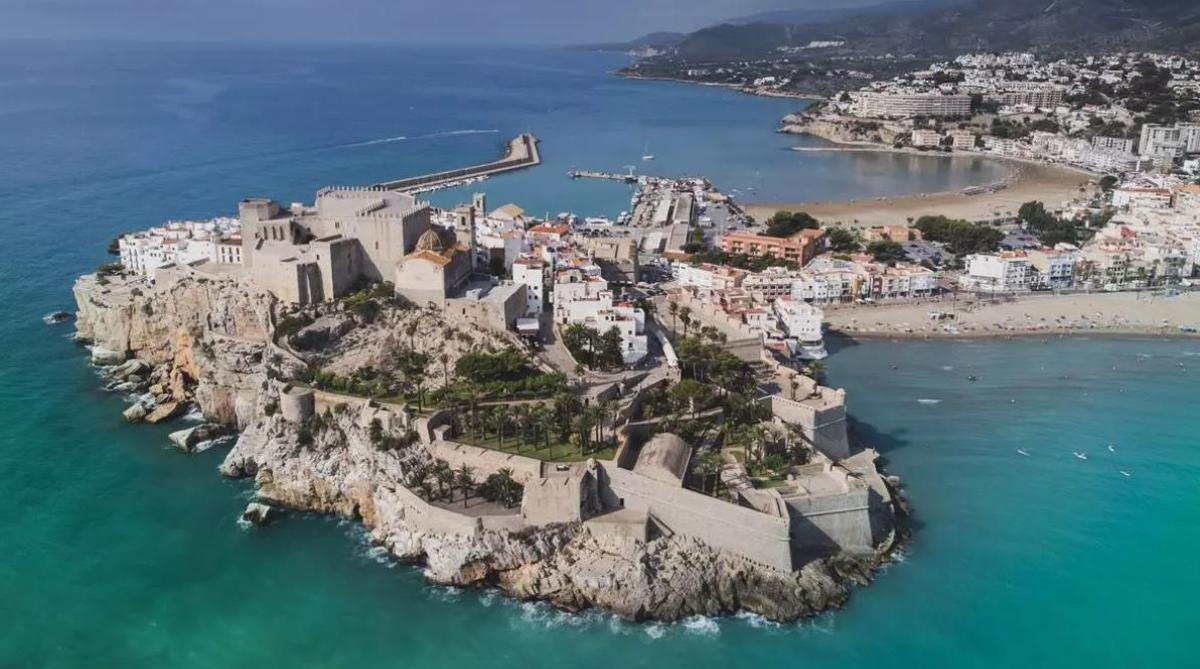 Ya sea que busques sol y playa en verano, o una tranquila escapada invernal, Peñíscola tiene algo que ofrecer para todos.