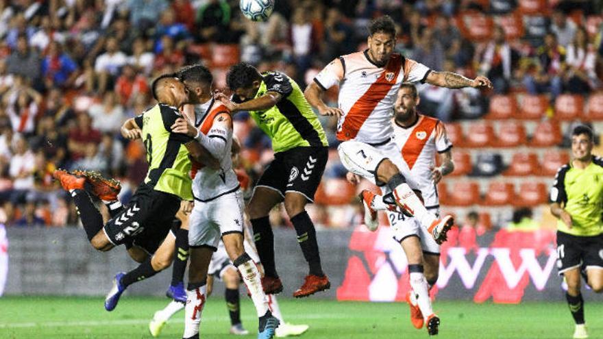 Jugada de ataque del Tenerife en Vallecas, con Ramón Miérez y Alberto en acción.