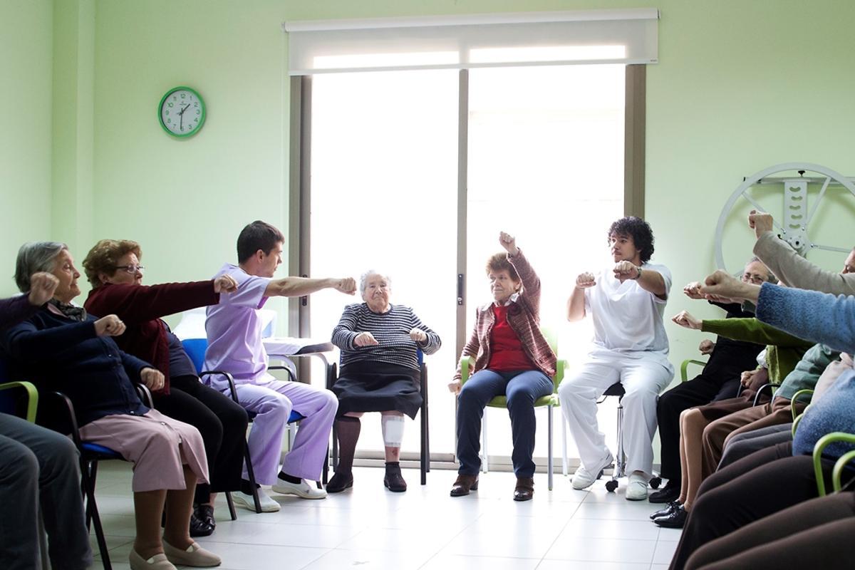 Usuarios de Afad durante una actividad en la asociación.