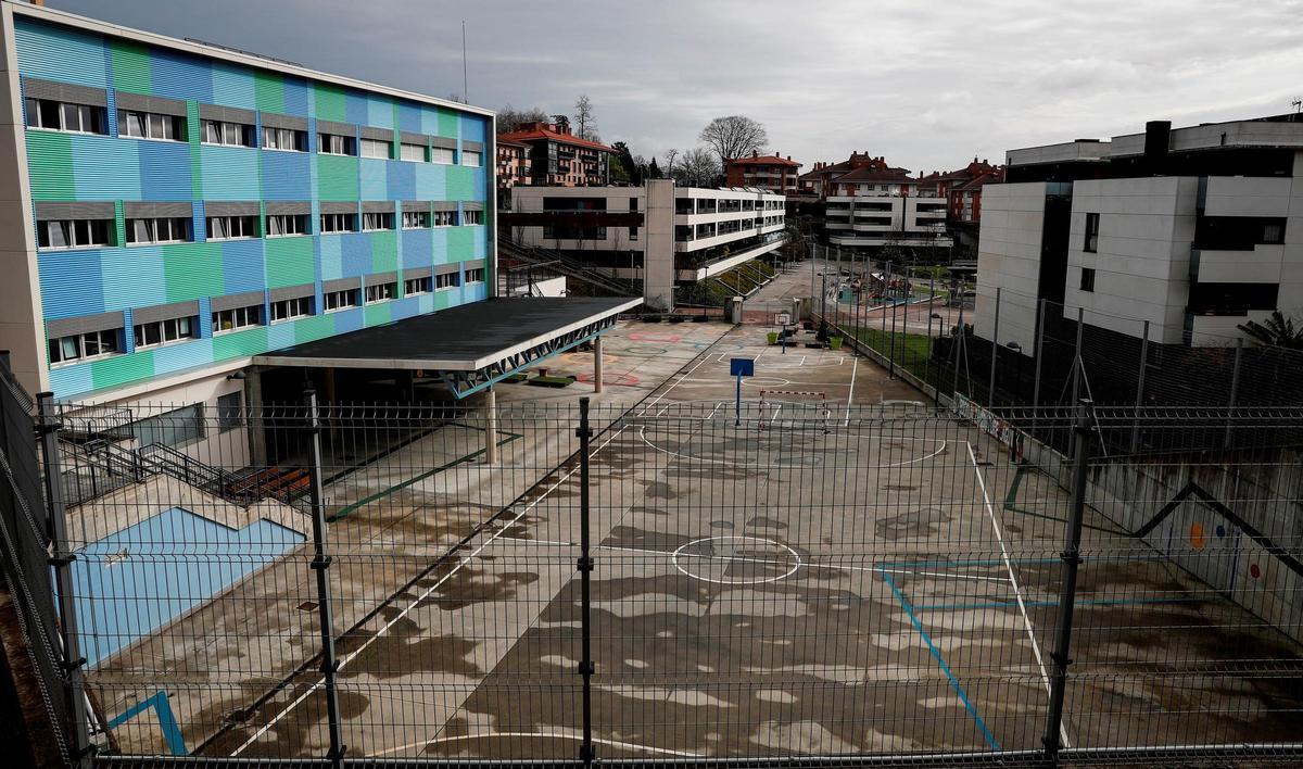 Imagen de archivo de un patio de colegio vacío.