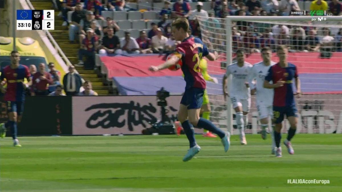 Posible mano de De Jong en el empate de Lamine