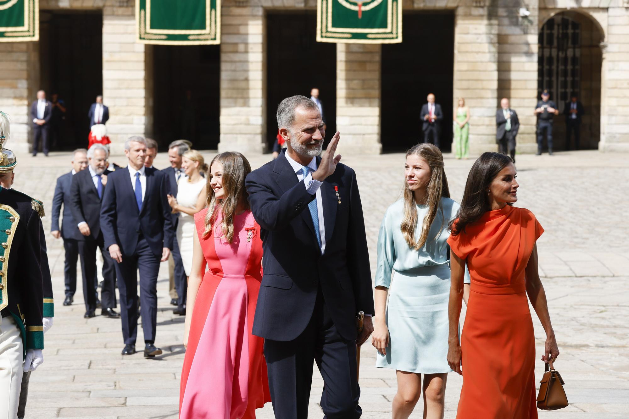 El rey Felipe VI realiza la ofrenda al Apóstol acompañado de la reina Letizia y sus hijas