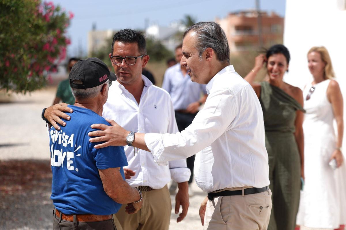Rafael Triguero junto a Antoni Vera, dando un saludo a Isidoro Perea trabajador de Can Tomeu.