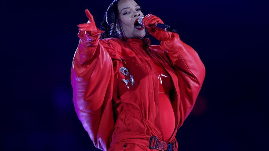 Rihanna regresa a los escenarios con un espectáculo impecable en la Super Bowl