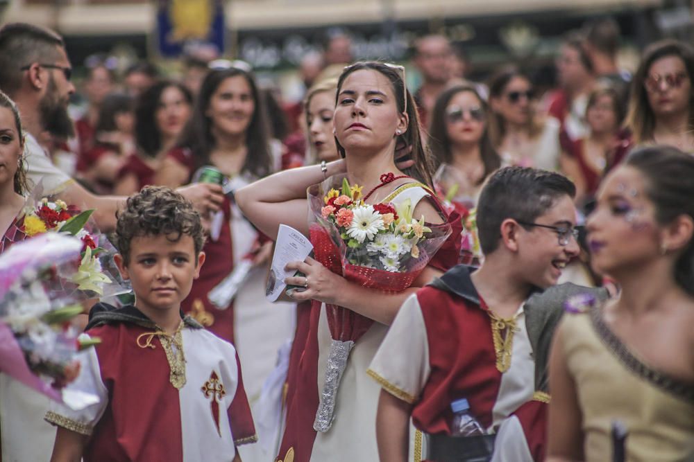 Desfile de abanderadas, ofrenda floral y procesión