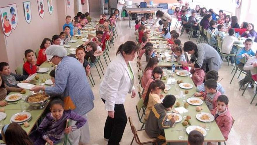 Niños en el comedor escolar de Rubiáns.  // Iñaki Abella