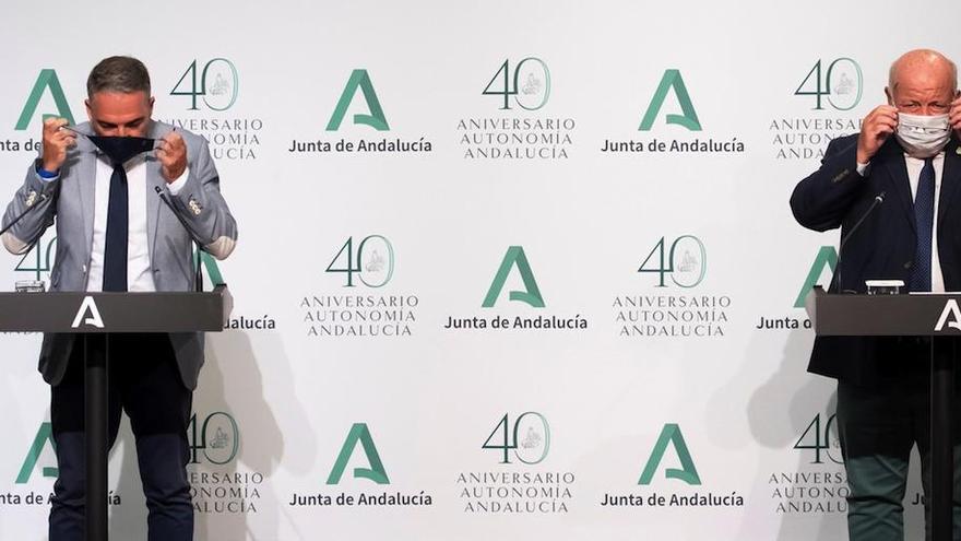 El portavoz de la Junta, Elías Bendodo, y el consejero de Salud, Jesús Aguirre, tras la reunión semanal del Consejo de Gobierno.