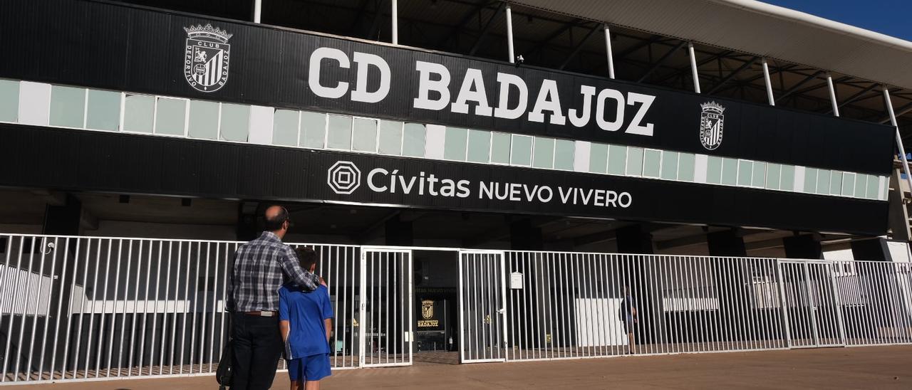 El logo de Cívitas ya luce en la fachada del estadio Nuevo Vivero desde este miércoles.