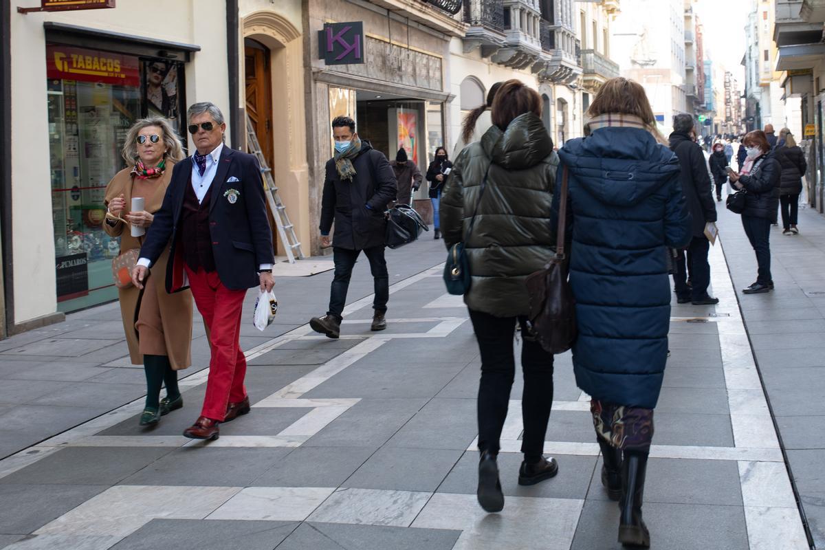 Zamoranos transitan por la calle de Santa Clara.