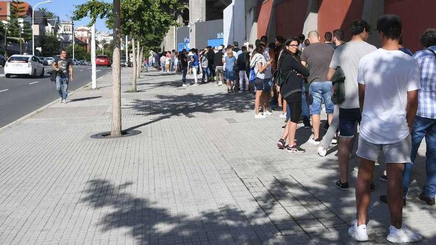 Colas de 17 horas en Riazor