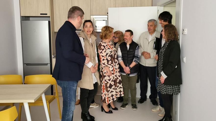 Foto de usuarios y familiares en la inauguración de la nueva residencia de Atadi en Alcañiz, ya terminada. | GOBIERNO DE ARAGÓN