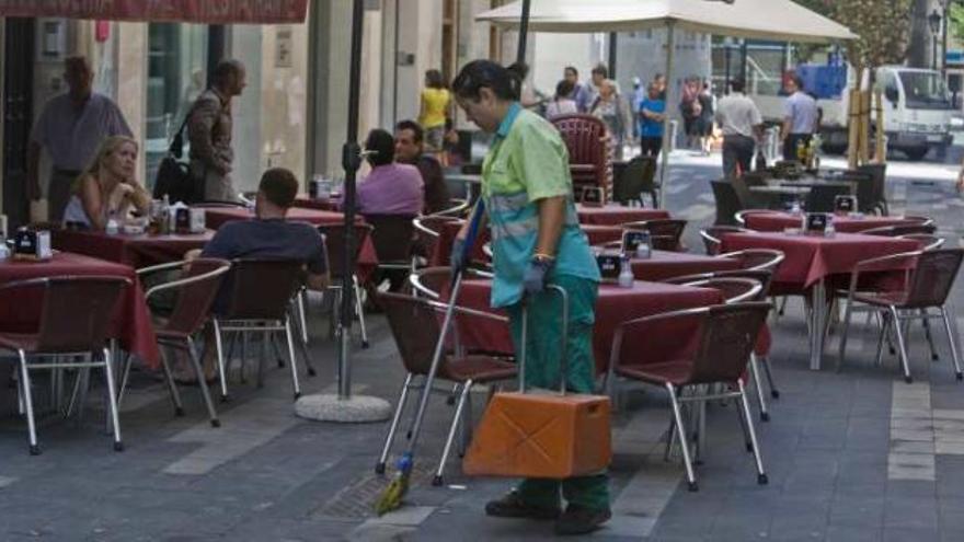 Una operaria de la actual contratista limpia las calles de la ciudad.