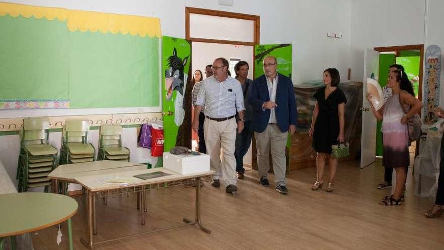 El consejero y el director provincial de Educación durante la visita al colegio Arias Gonzalo.