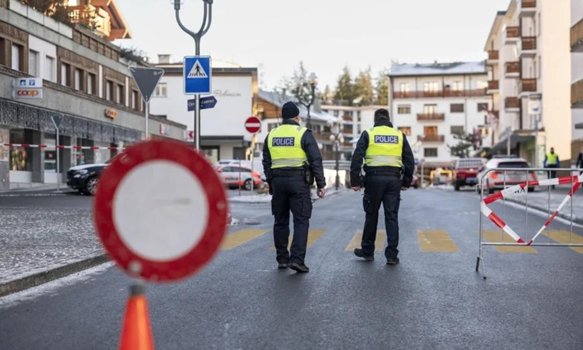 Agentes de policía cerca del lugar donde se produjo un incendio en el bar y salón Le Constellation