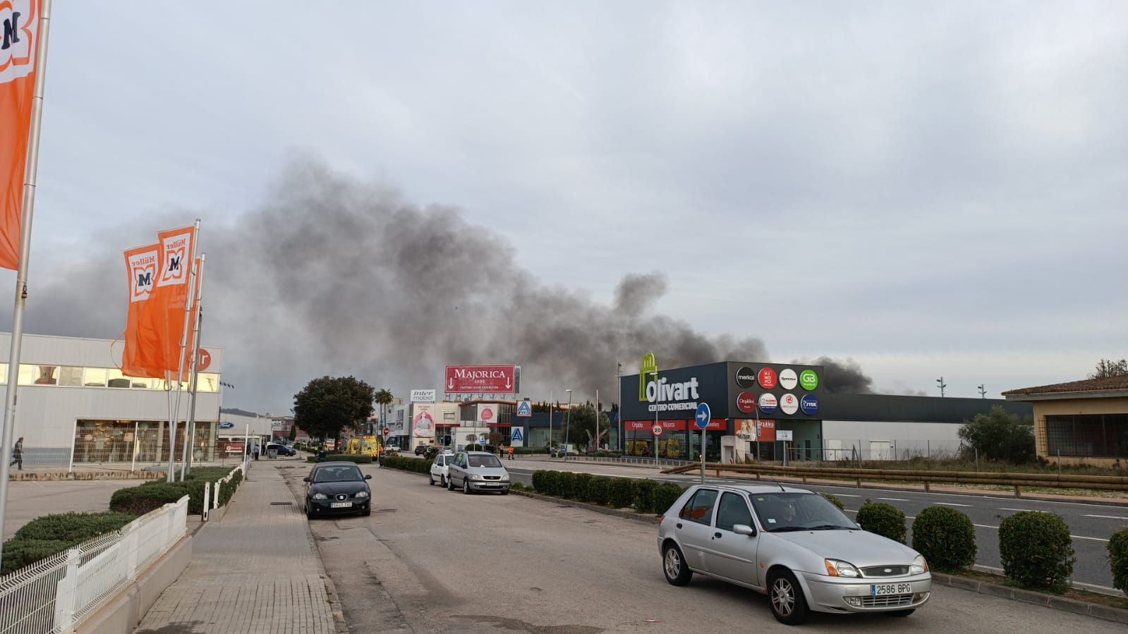 Alarma por un gran incendio en un almacén de muebles en Manacor