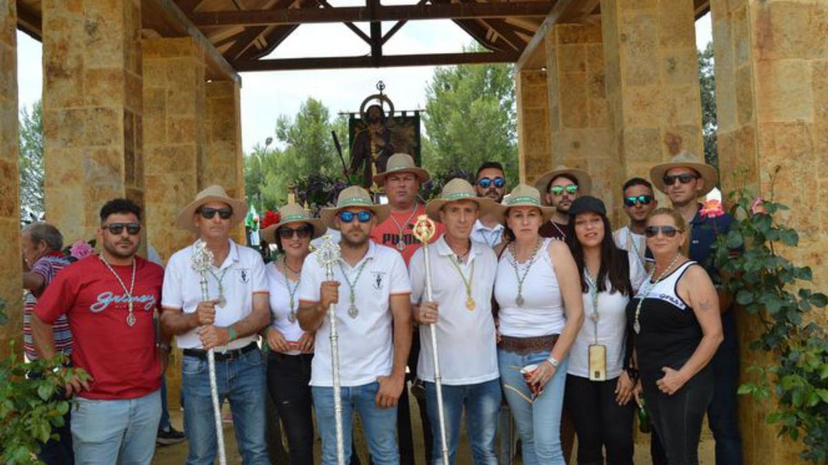 Directiva de la cofradía de Fuente Palmera, ante el santo.