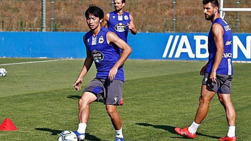 Gaku Shibasaki golpea la pelota durante la sesión vespertina de ayer en Abegondo.