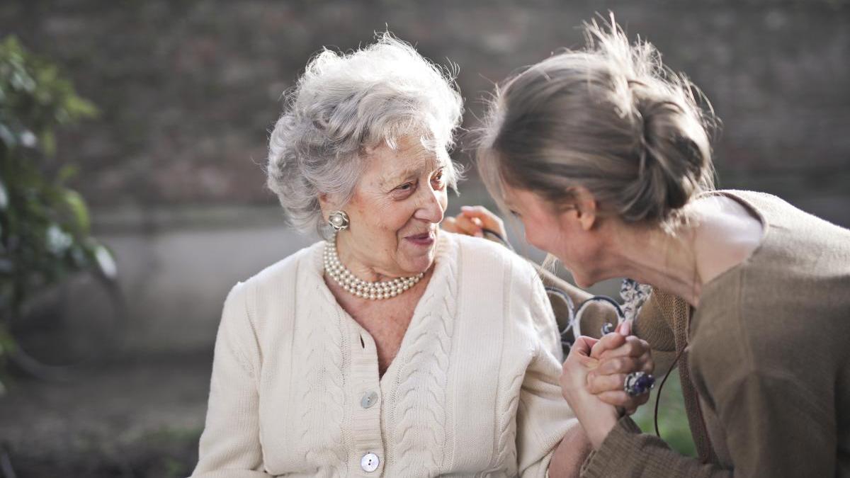 És un servei preventiu i de proximitat que ofereix a les persones grans.