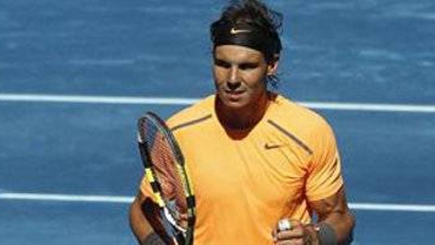 Nadal no sufre en su debut sobre la pista azul