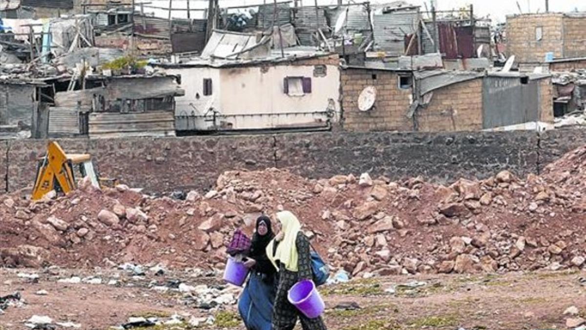 Barrios castigados 8 Dos mujeres en el paupérrimo suburbio de Duar Skuela, en la ciudad marroquí de Casablanca.