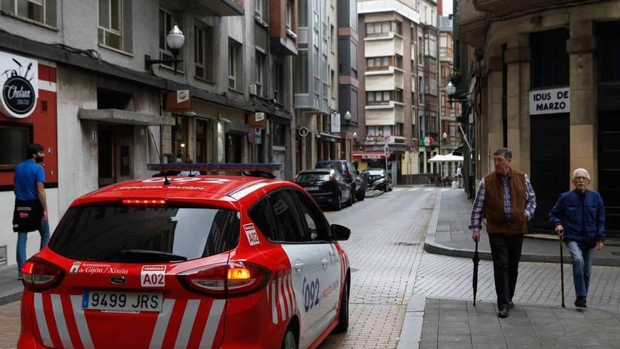 Un coche de la Policía Local, patrullando ayer por la zona de Fomento, donde ocurrió la agresión.