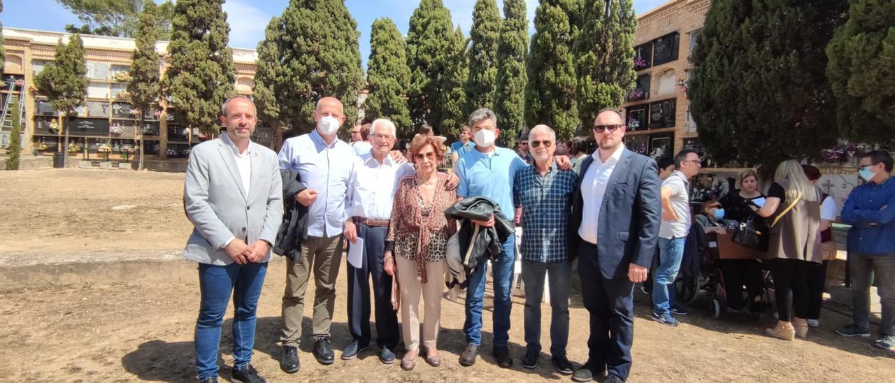 Familiares de Onofre Sanmartín junto con el alcalde de Manises, Jesús Borràs, el concejal de Fiestas, Javier Mansilla, y el diputado de Memoria Histórica, Ramiro Rivera.