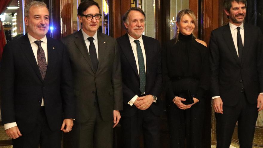 El president Salvador Illa, l'alcalde Jaume Collboni i el ministre Ernest Urtasun, a l'acte de lliurament dels premis Pla i Nadal