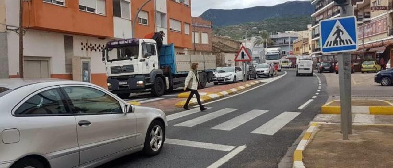 Paso a nivel de la travesía de la carretera nacional 332 en Favara, situado entre dos cruces peligrosos que atascan el trafico.