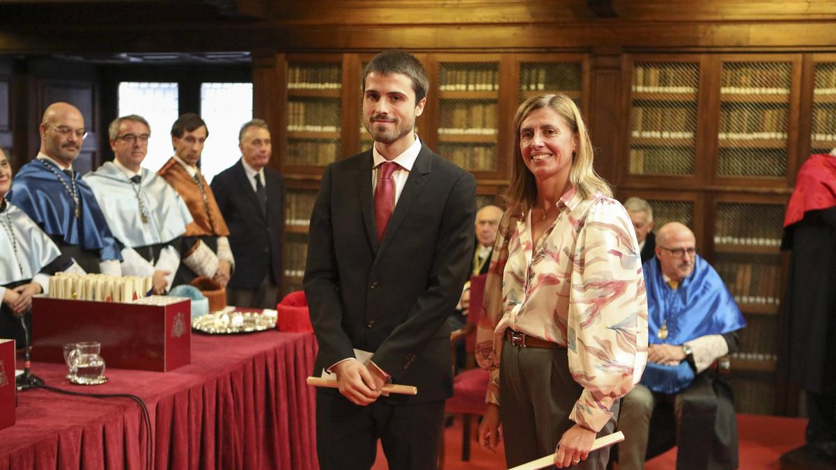 Premio Fin de Grado PCEO Doble Grado en Matemáticas y Física, patrocinado por Caja Rural de Asturias, concedido a Don Manuel Iglesias Alonso. Hace entrega del premio Doña Eva Pando Iglesias.