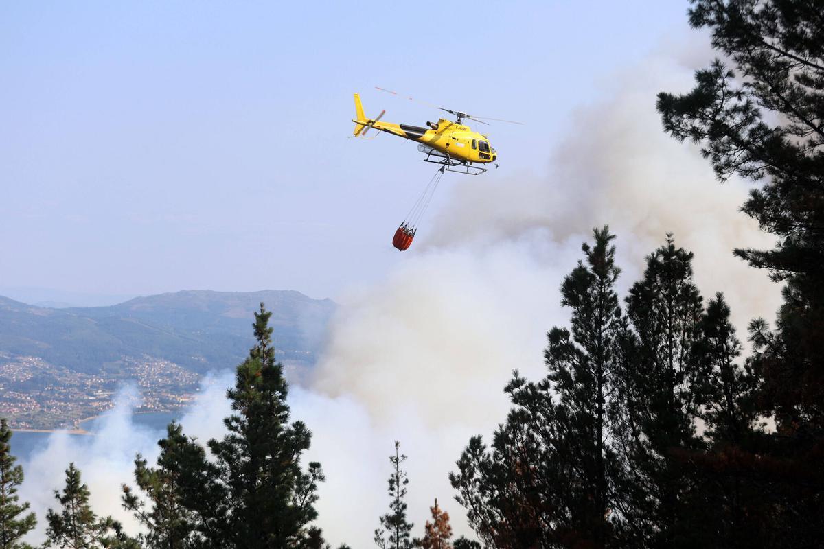Un helicóptero trabaja en la extinción de un incendio.