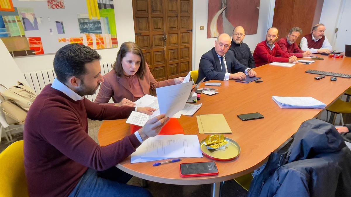 Un momento de la reunión del jurado presidida por Darío Moreno.