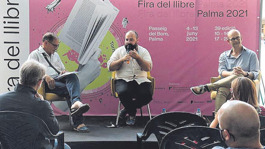 Sebastià Alzamora, Joan Mas y Pau Vadell durante la presentación de la Fira del Llibre, en Es Born.